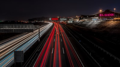 时间流逝在夜间摄影的汽车道路
